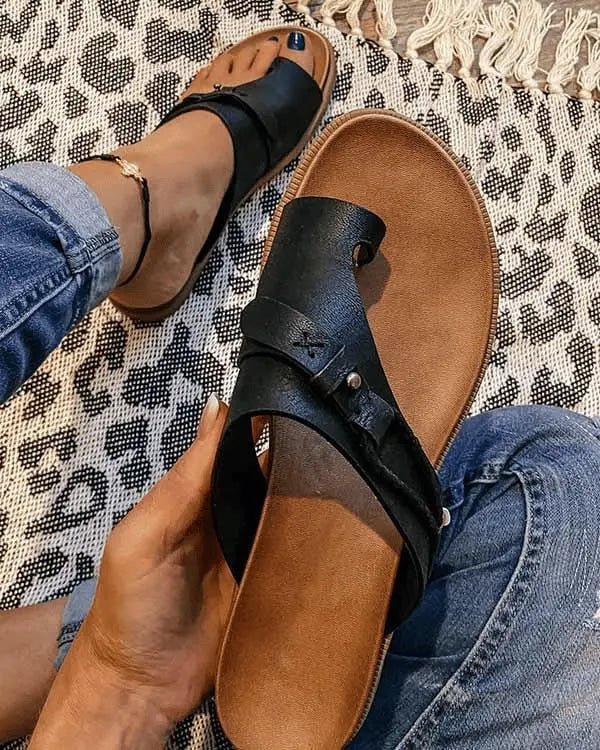 Brown women's flat orthopedic sandals with arch support and open toe, offering maximum comfort for summer.