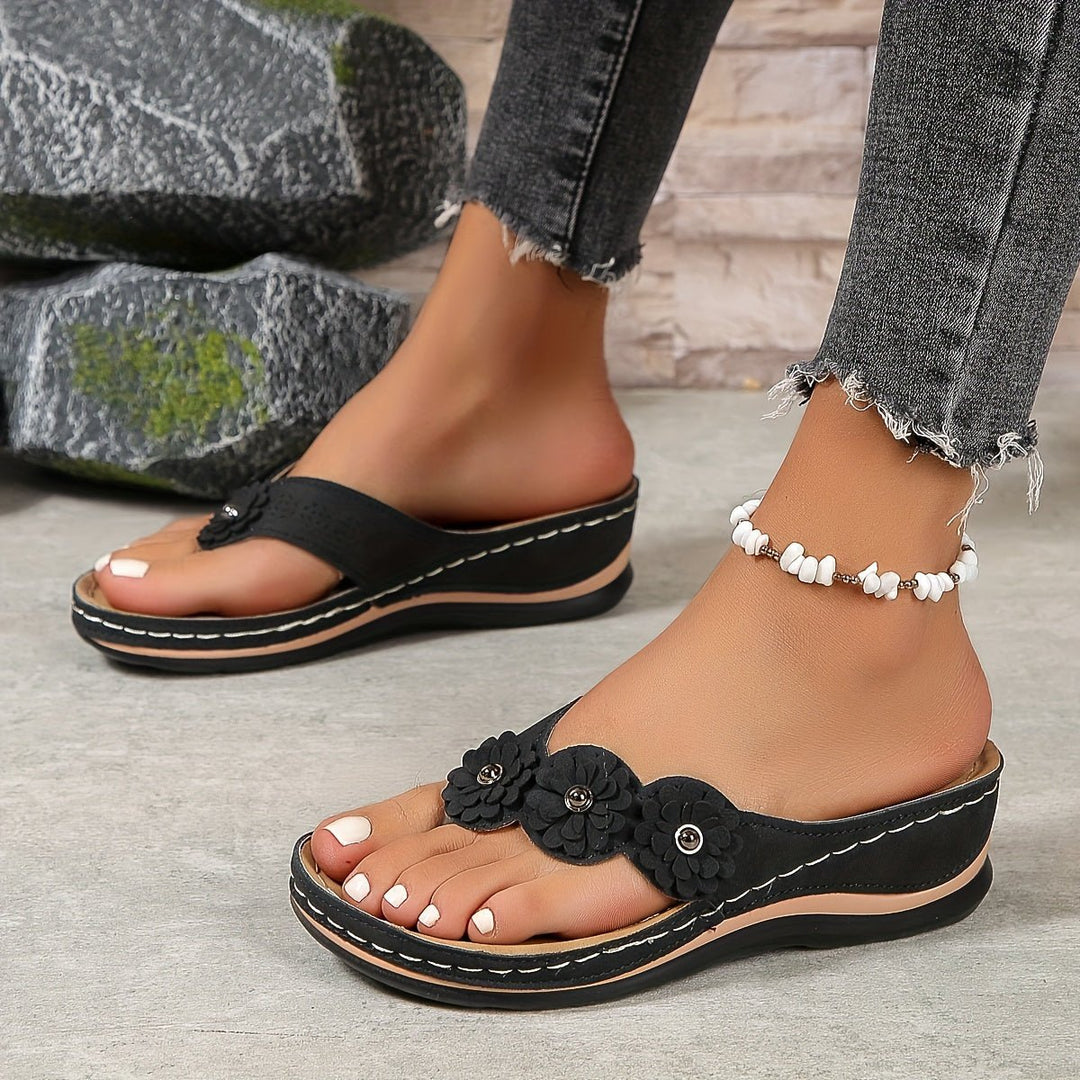 Women's comfortable orthopedic flower sandals with arch support, ideal for summer.