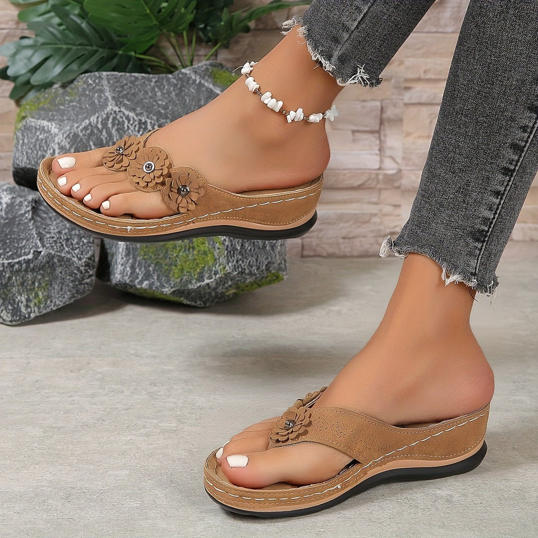 Comfortable women's orthopedic sandals with arch support, floral detail, perfect for summer wear.
