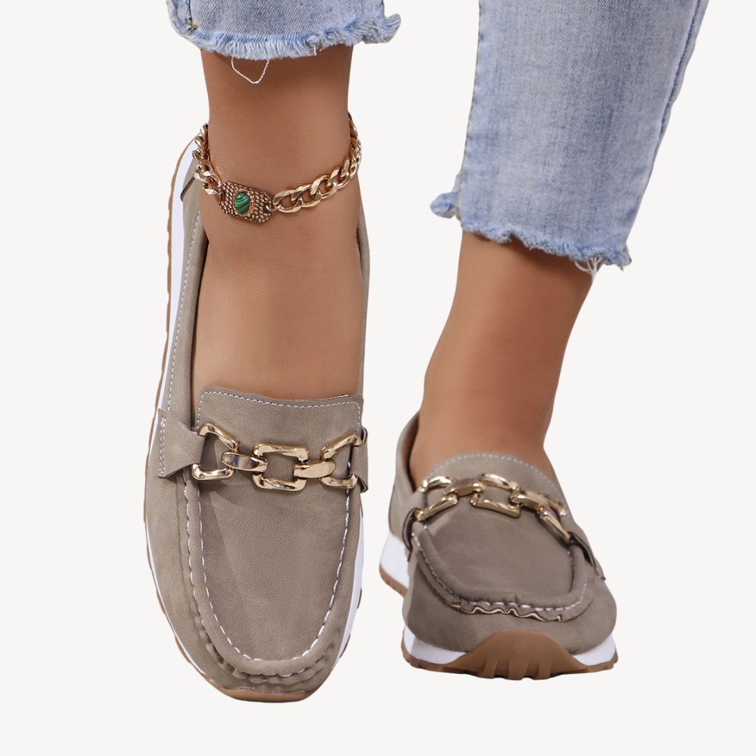 Elegant women's flat loafers with a distinctive chain detail, offering orthopedic support and modern style.