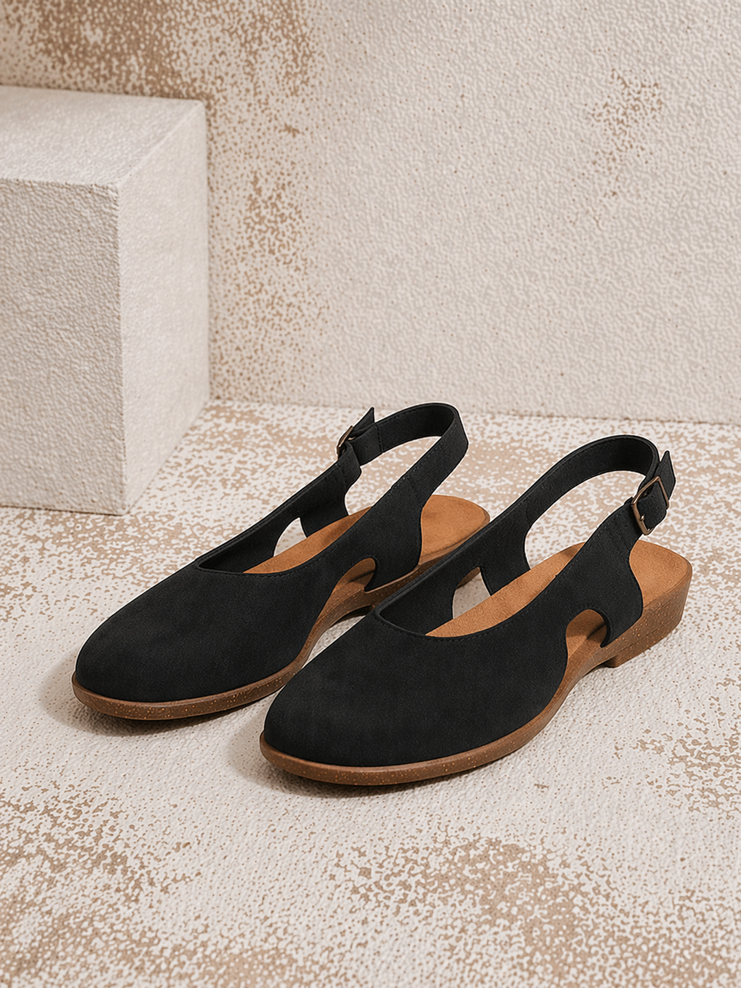 Orthopedic women's walking sandals: slingback design, cushioned sole, adjustable strap for optimal arch support.