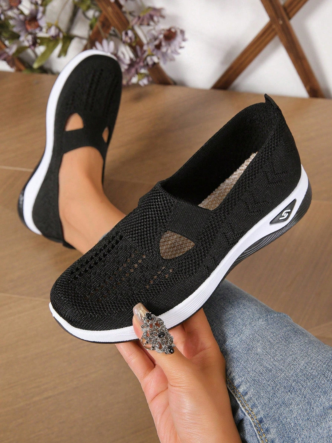 Women's orthopaedic flats, easy slip-on, superior cushioning for daily comfort.