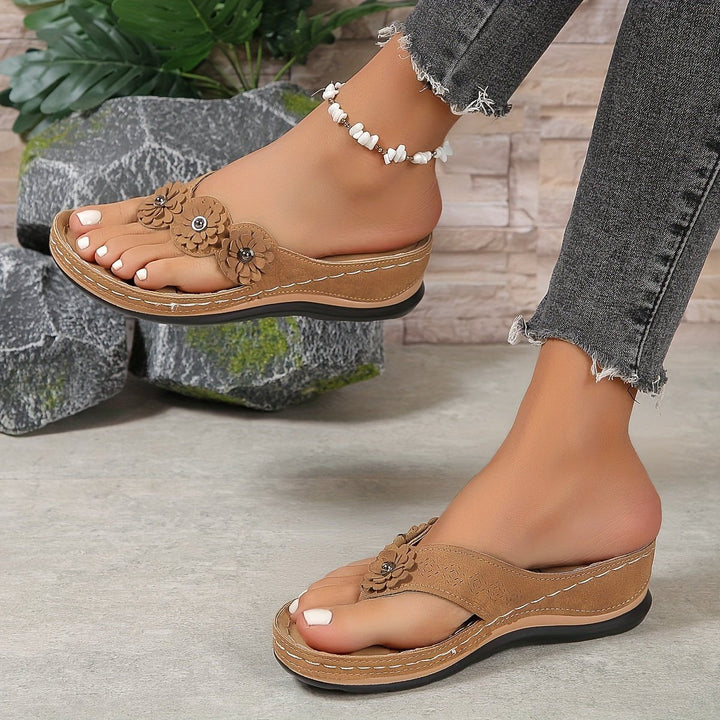 Everyday women's orthopedic sandals with cushioned footbed for superior comfort & support.
