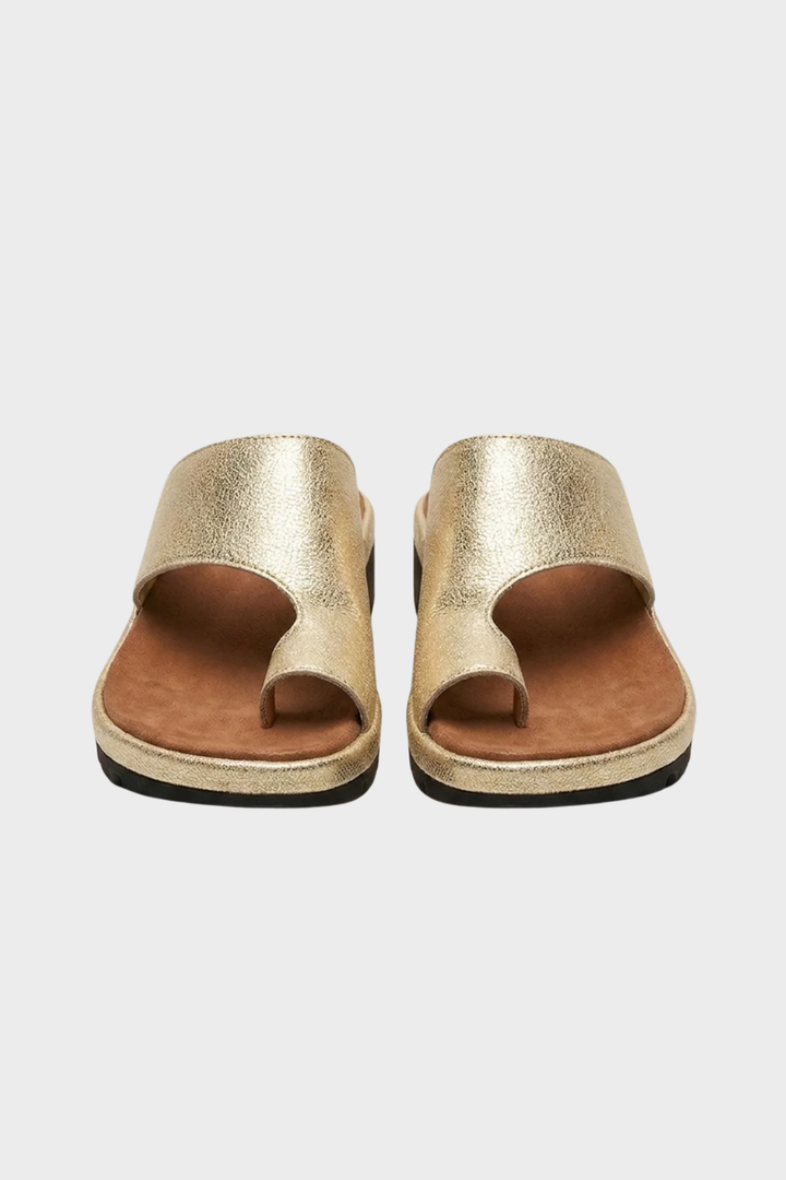 Comfortable women's toe-post platform sandals, ideal for casual wear and foot support.