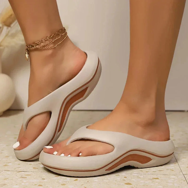 Casual women's two-tone orthopedic slide sandals with a chunky platform sole. Ideal for summer comfort.