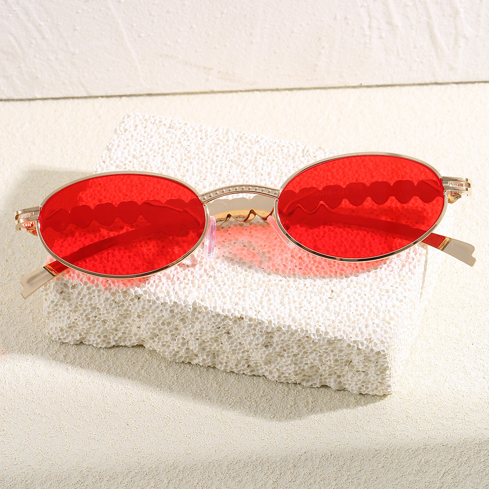 Elegant oval sunglasses for women, featuring a luxurious design & effective UV glare protection. Fashion eyewear.