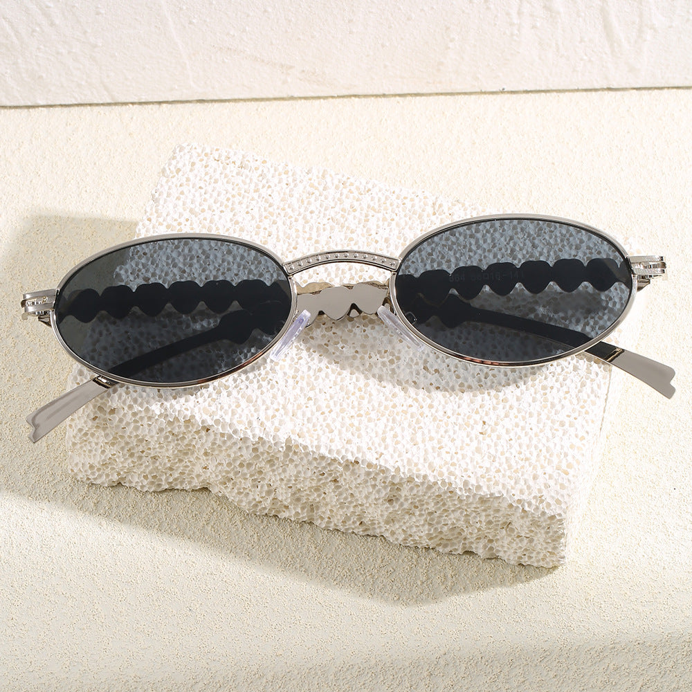 Premium women's oval sunglasses, featuring a luxurious design for UV protection & elegant summer style.