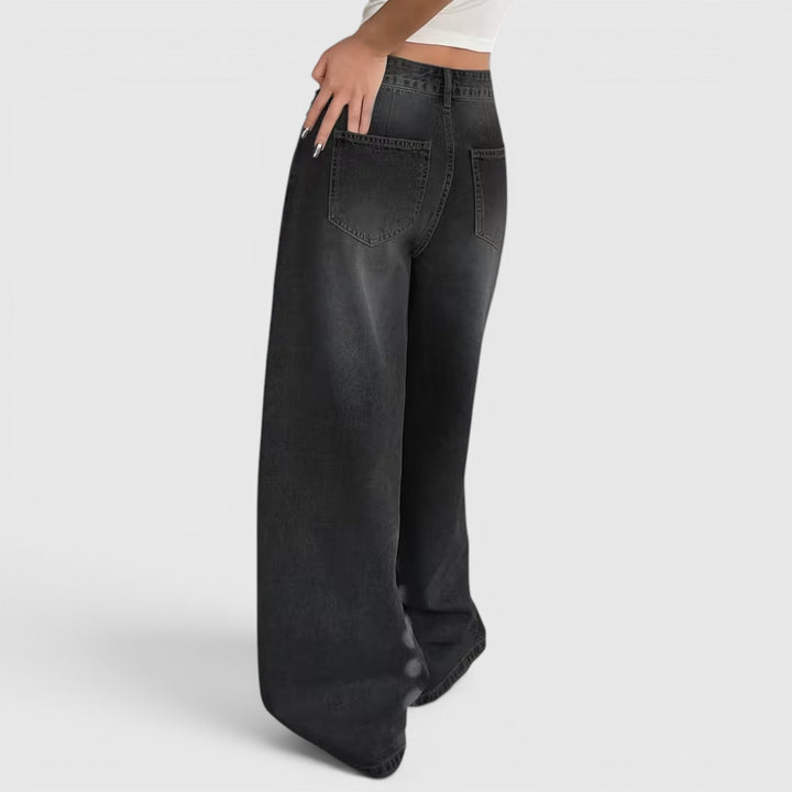 Modern women's oversized pants, soft, loose fit, floor length, ideal for casual wear.
