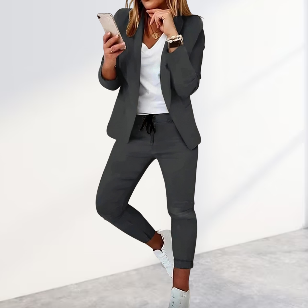 Comfy women's two-piece set with oversized blazer & jogging trousers, ideal for versatile, casual chic styling.