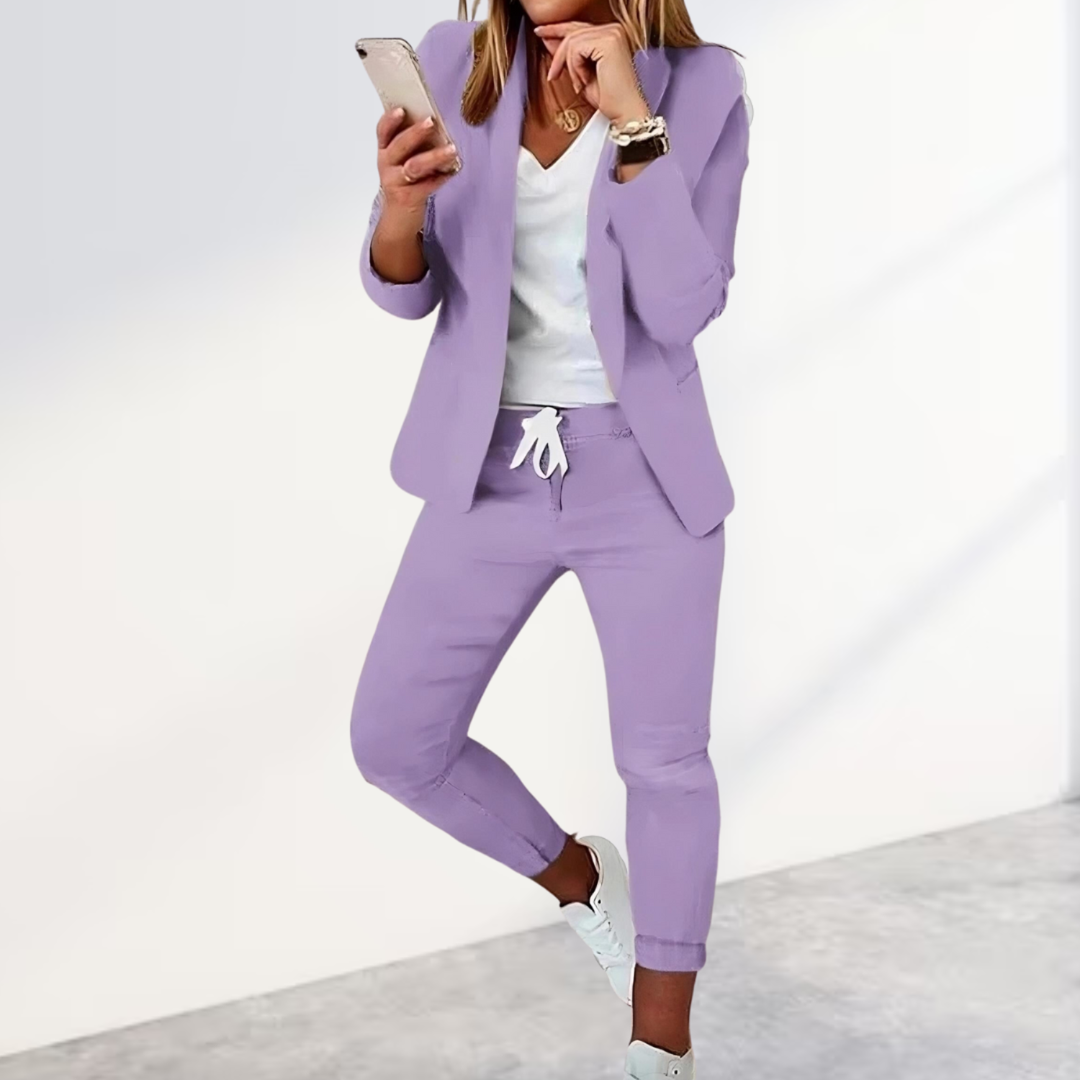 Effortless women's oversized blazer & jogging trousers two-piece set for comfort, style & versatile fashion.