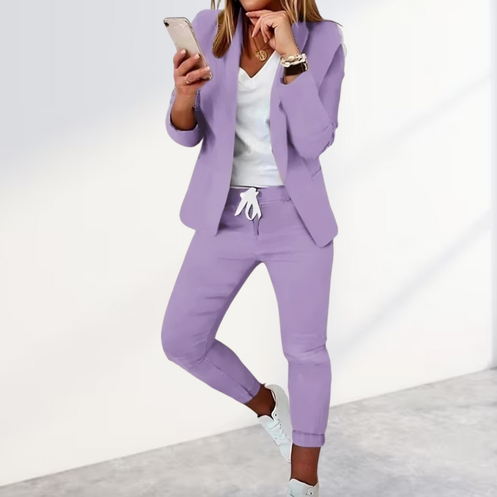 Effortless women's oversized blazer & jogging trousers two-piece set for comfort, style & versatile fashion.