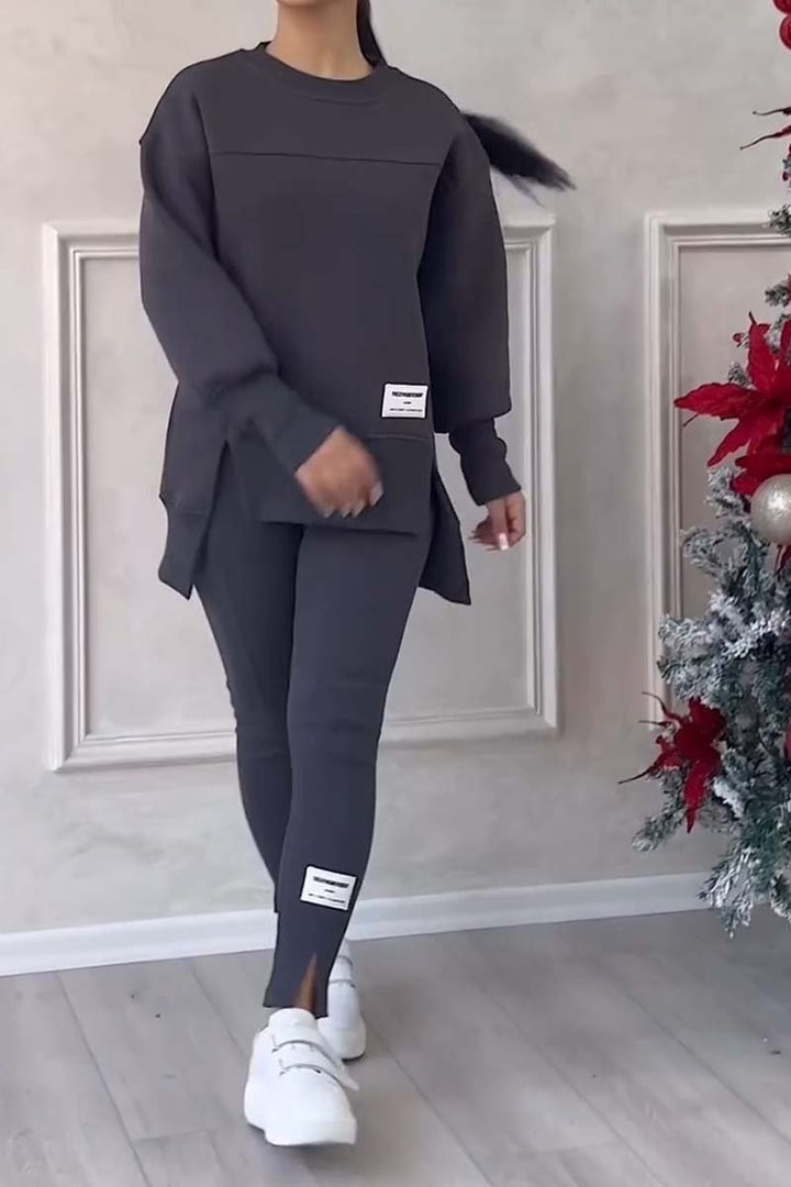 Warm women's oversized two-piece loungewear set. Long sleeve crew neck & cozy bottoms, perfect for autumn/winter.