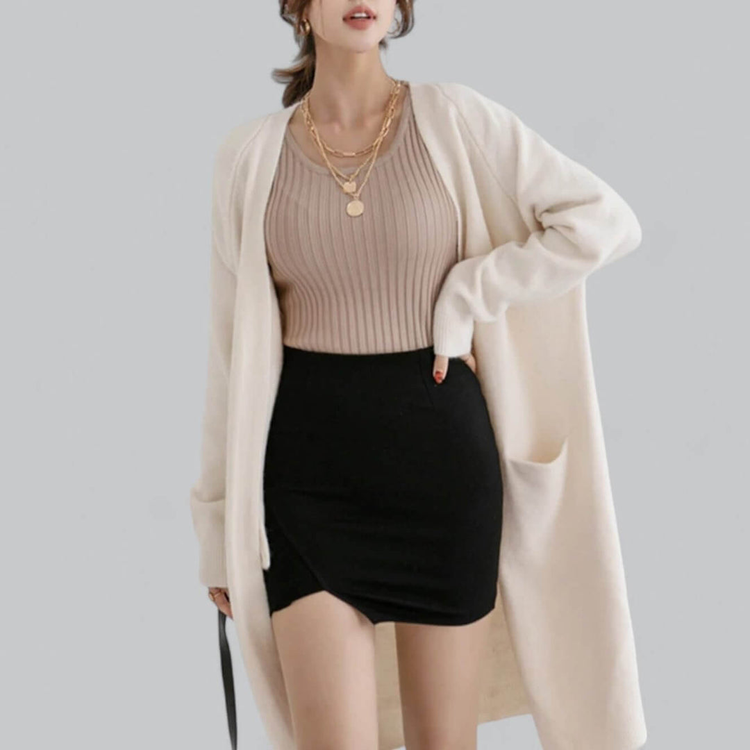 Soft, warm women's oversized knit cardigan, perfect for cozy winter wear and everyday style.