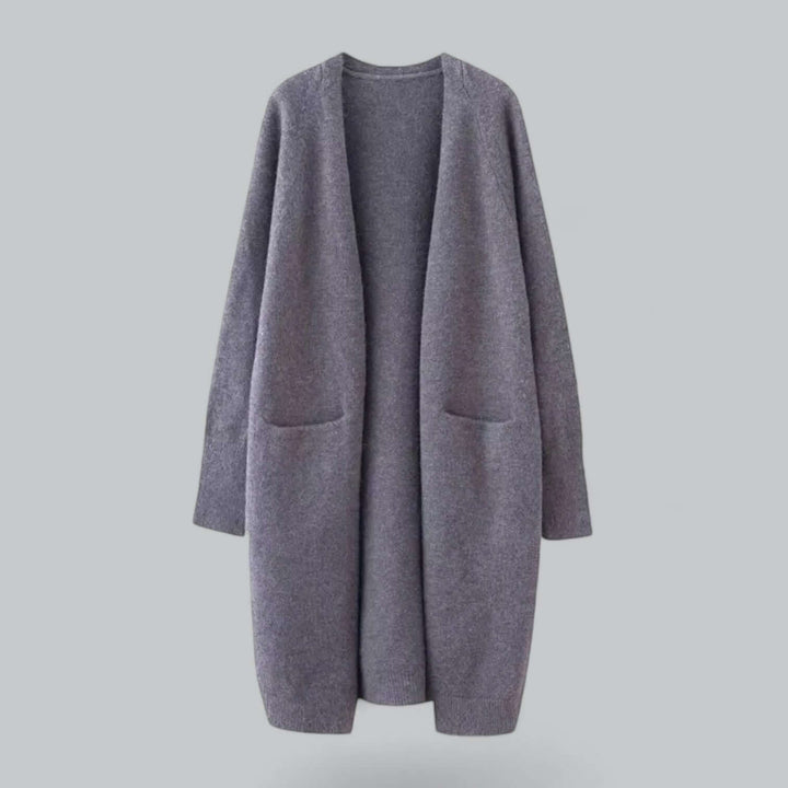 Versatile women's oversized knit cardigan, ideal for stylish layering in cool weather.