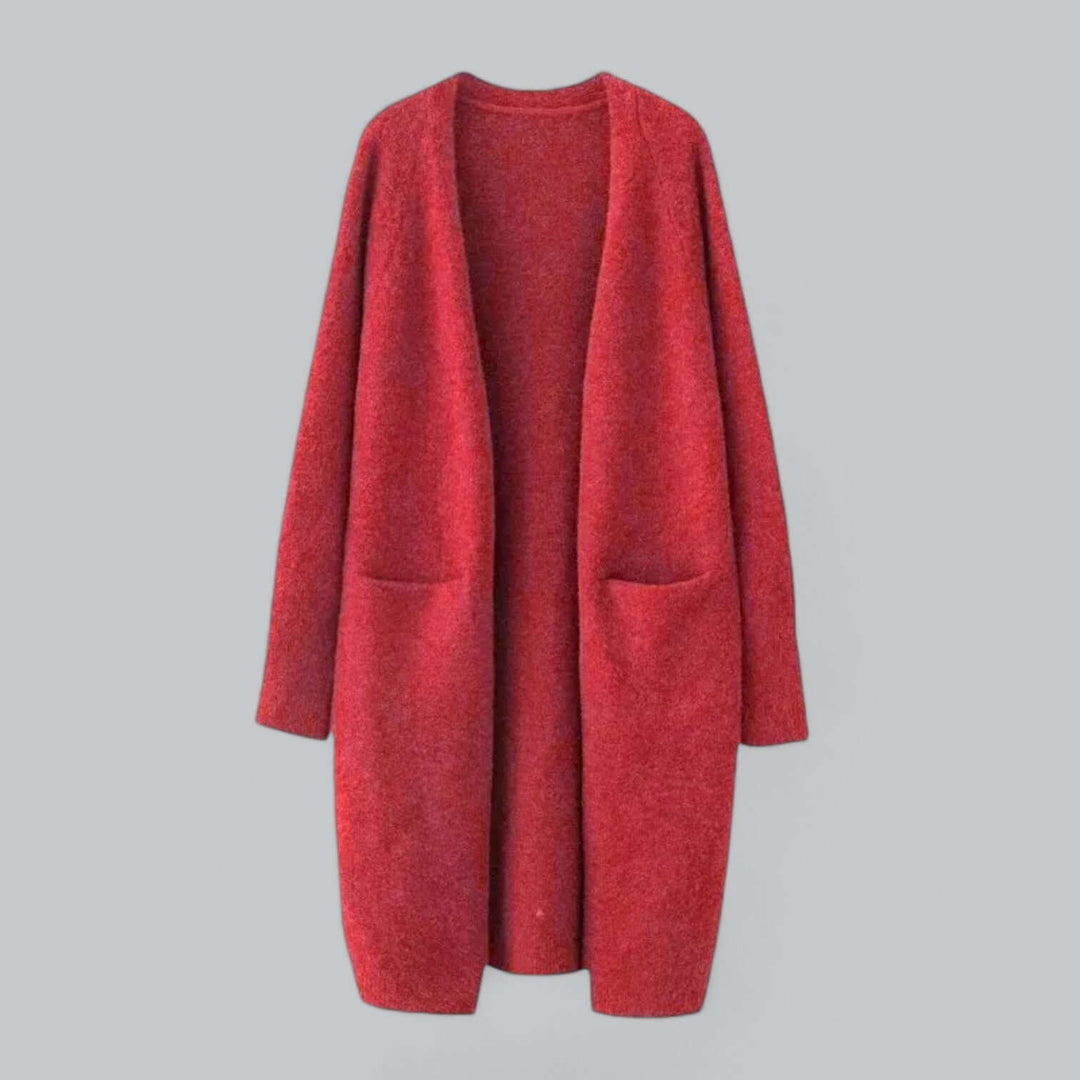 Must-have oversized knit cardigan for women, embracing cozy fall & winter fashion trends.