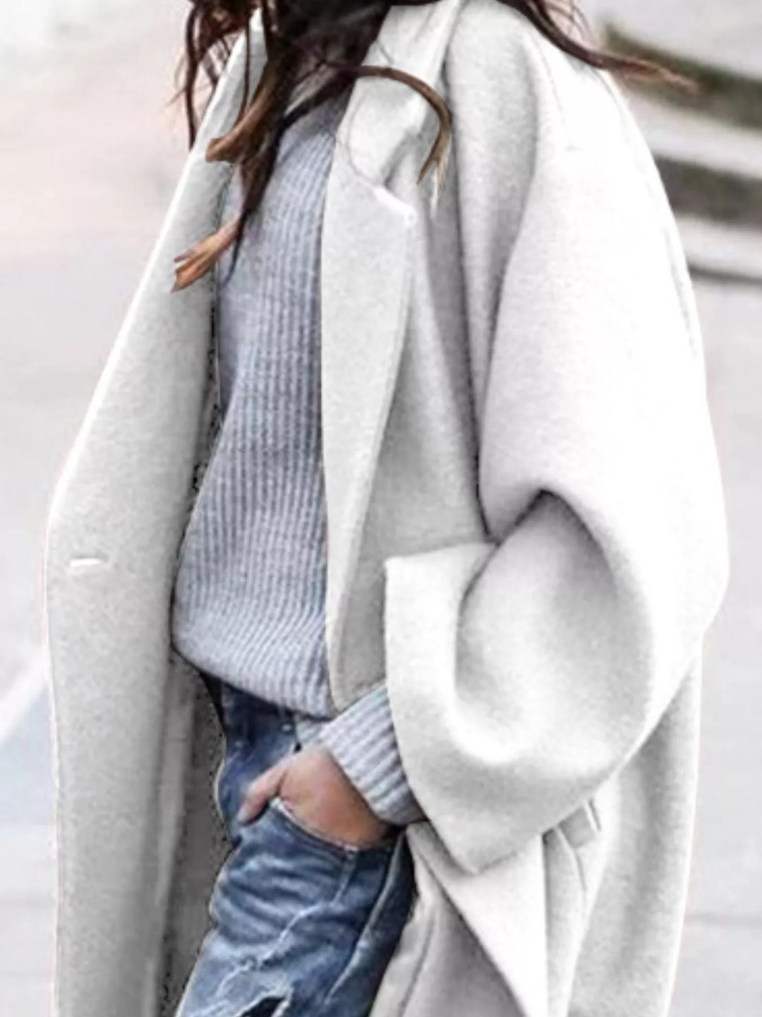 Chic women's oversized long winter coat, perfect for a sophisticated and relaxed winter style.