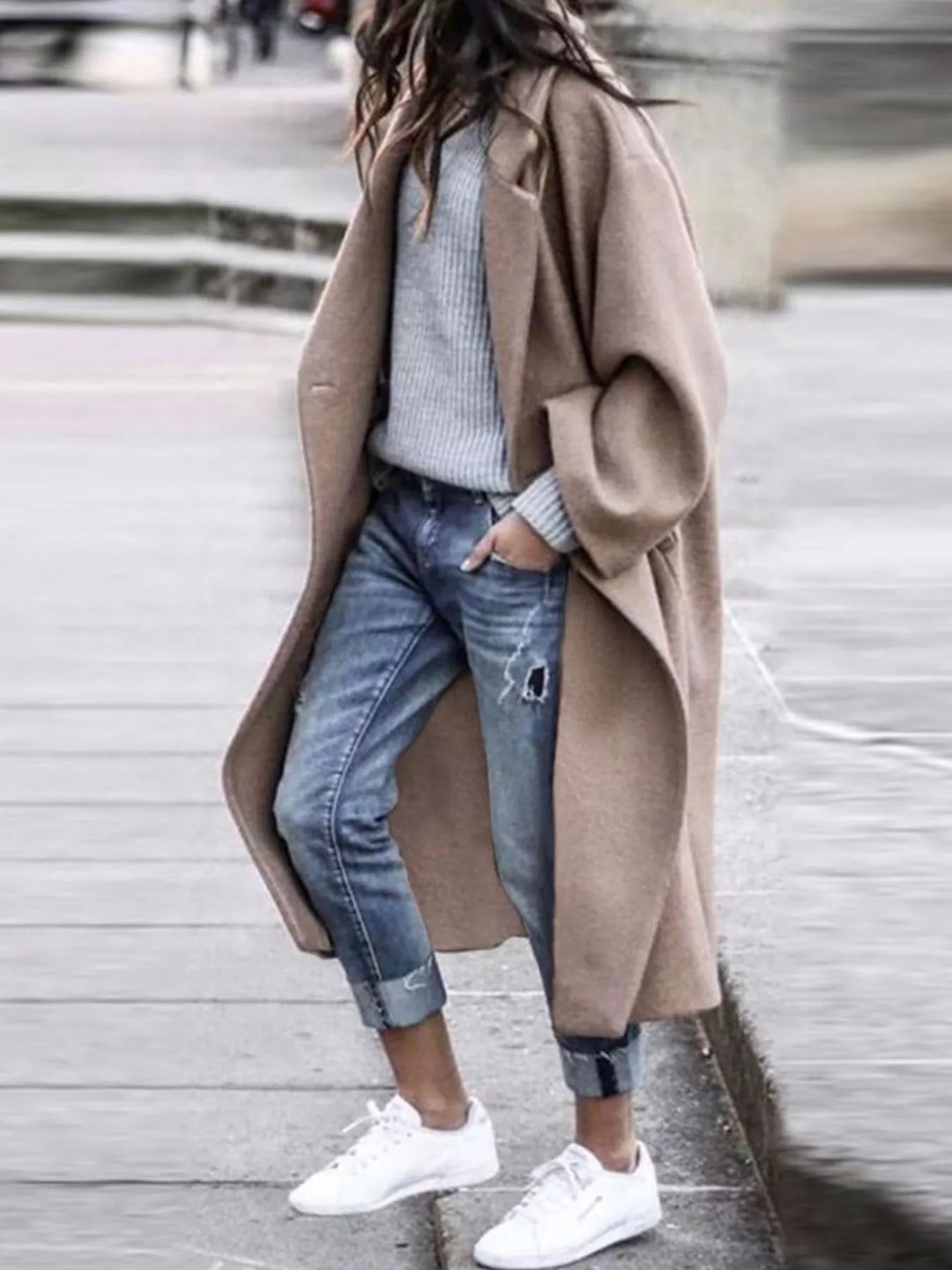 Casual women's oversized long winter coat, a fashionable outerwear piece for chilly winter days.