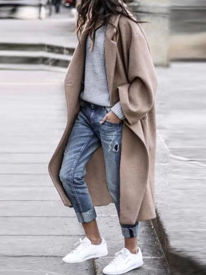 Casual women's oversized long winter coat, a fashionable outerwear piece for chilly winter days.
