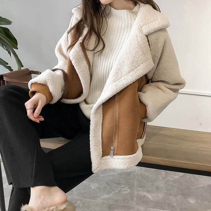 Women's oversized sherpa jacket, warm & cozy for winter. Stylish zip-up outerwear in a trendy color block design.