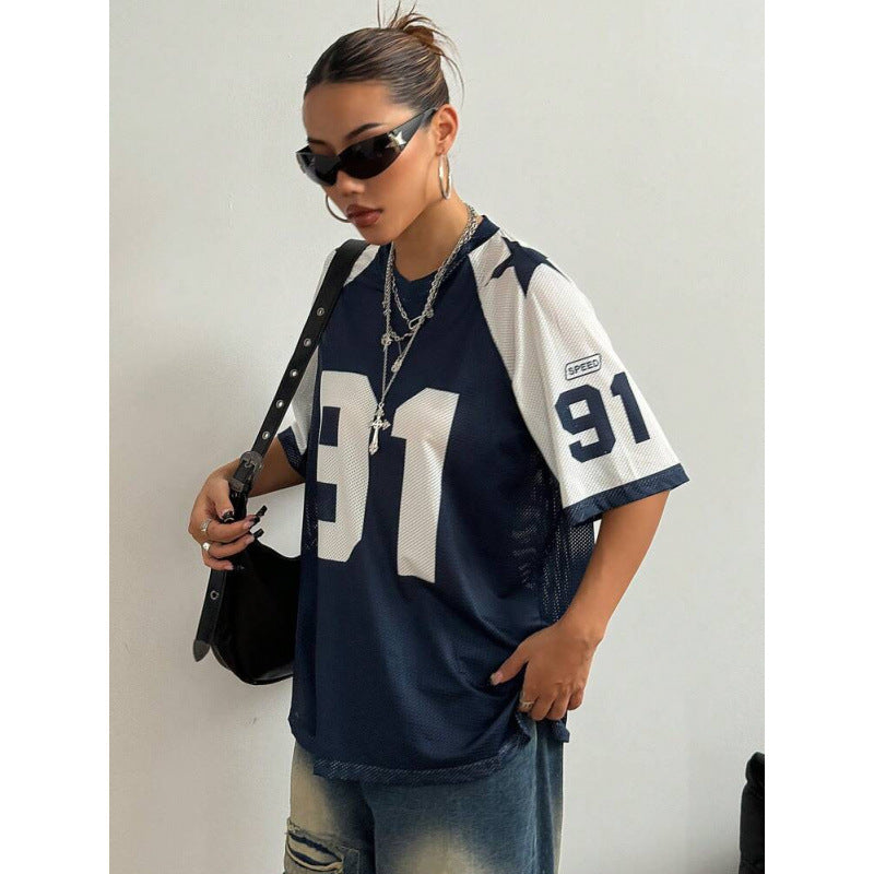 Relaxed fit women's printed shirt, ideal for sporty streetwear. Comfortable and versatile summer fashion.