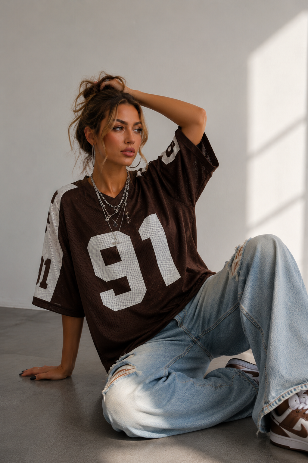 Printed oversized women's top for a sporty, casual, and comfortable streetwear vibe. Versatile summer shirt.