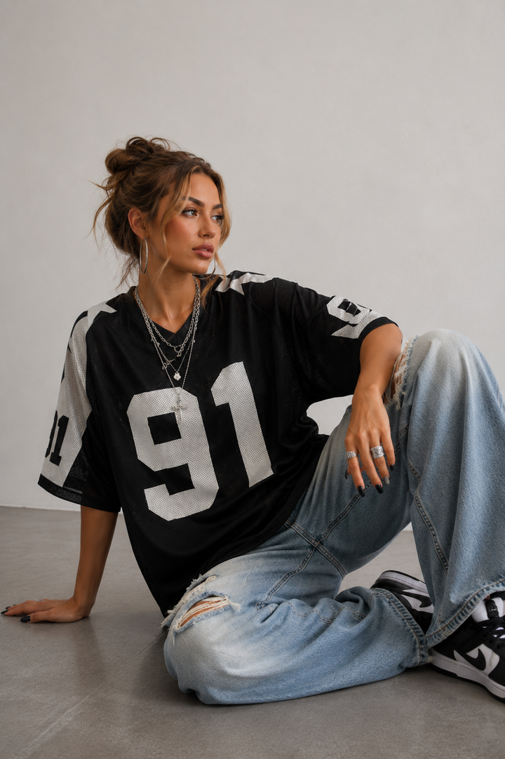 Effortless street style with this women's oversized printed sporty shirt. Relaxed fit for casual fashion.