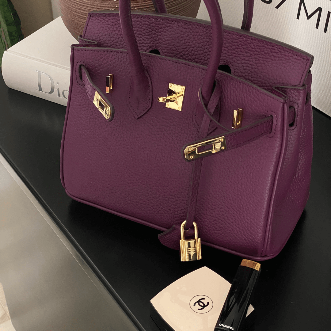 Oversized women's tote bag, featuring a very spacious interior for all your necessities.