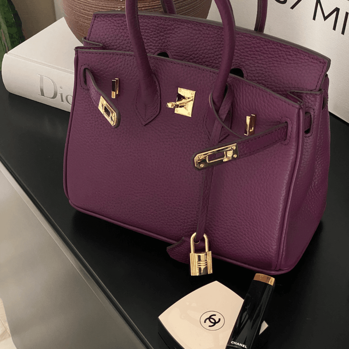 Oversized women's tote bag, featuring a very spacious interior for all your necessities.