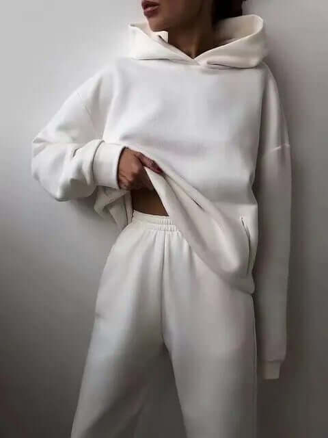 Modern women's oversized matching set, a cozy hoodie and sweatpants ideal for everyday fashion.