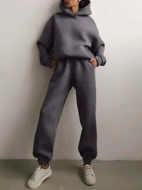 Soft women's oversized matching set with hoodie and sweatpants, ideal for relaxed casual wear.