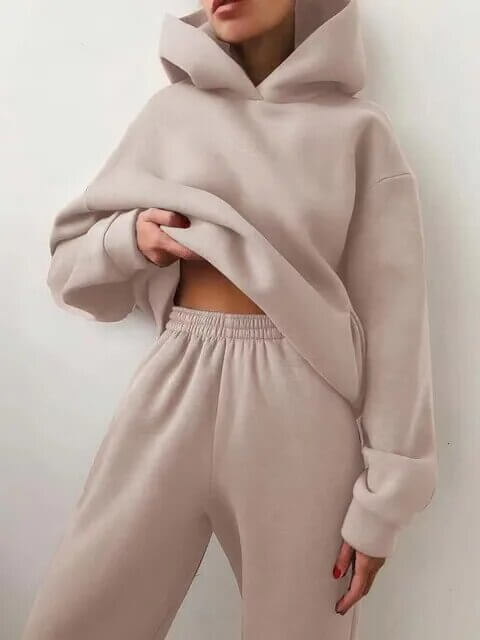 Warm women's oversized loungewear set, featuring a matching hoodie and sweatpants for winter.