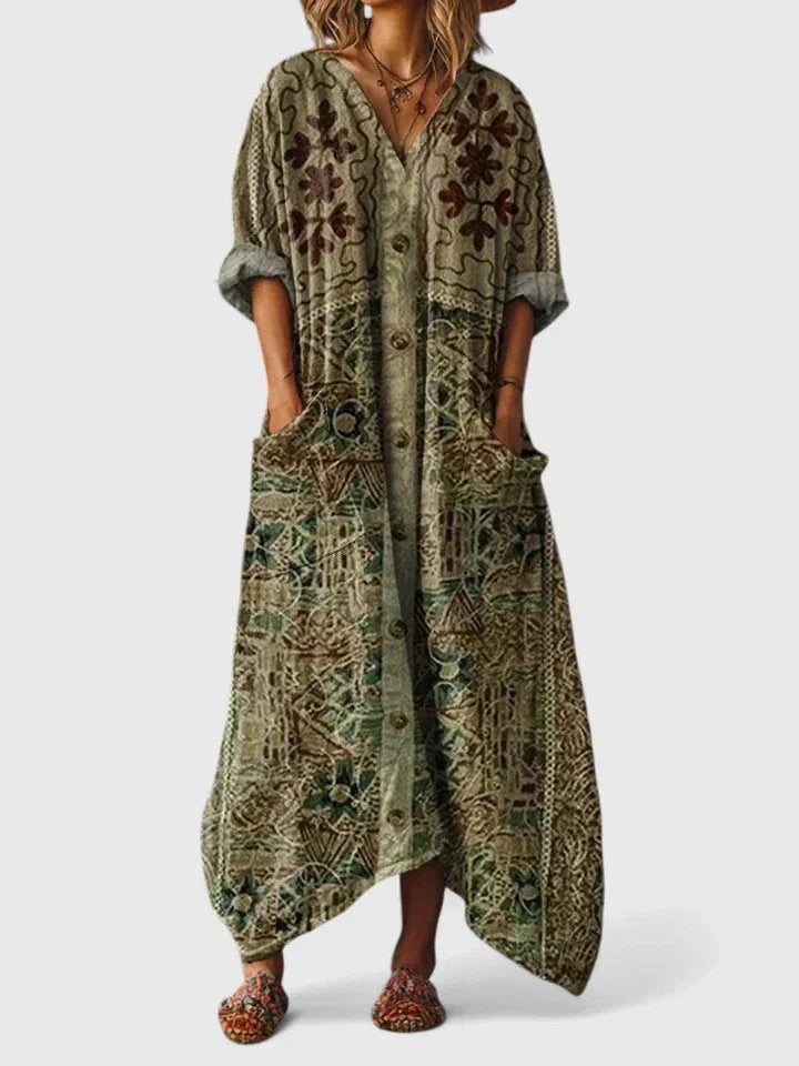 Flowing women's oversized paisley print maxi dress, V-neck, 3/4-sleeves, ideal for summer comfort.