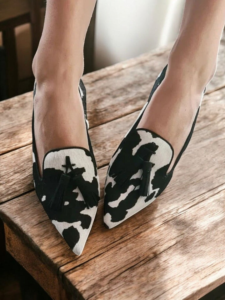 Elegant women's patterned tassel loafers. Chic slip-on flat shoes, perfect for comfortable everyday wear.
