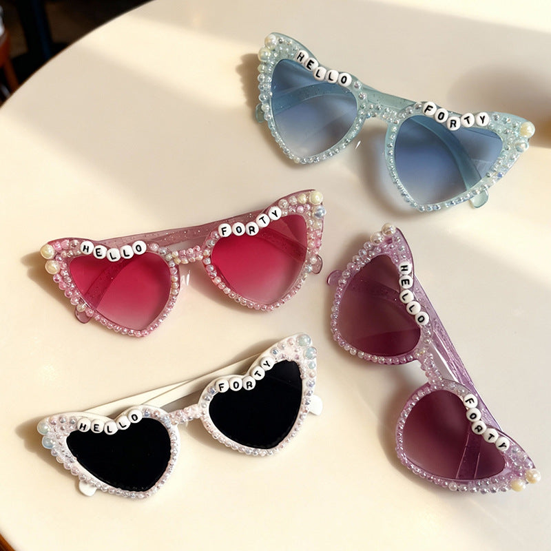Glamorous women's pearl cat-eye eyewear, perfect for summer fashion and robust UV protection.