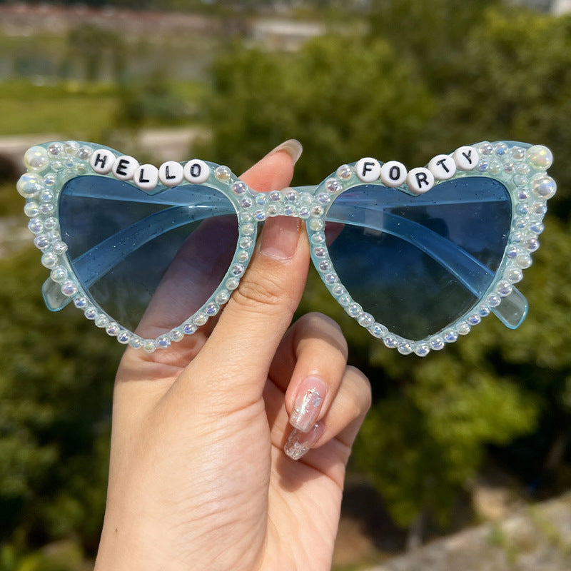 Fashionable women's pearl cat-eye sunglasses, a chic accessory with advanced UV protection for sunny days.