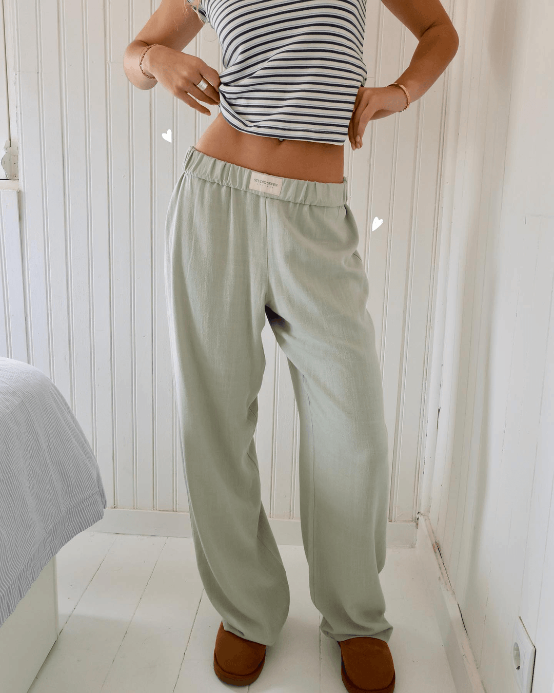 Comfortable women's lounge trousers for relaxing. Relaxed fit, lightweight, and soft fabric for casual wear.