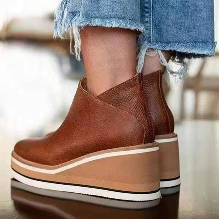 Versatile women's platform wedge ankle boots with a side zip, perfect for casual autumn outfits and winter fashion.