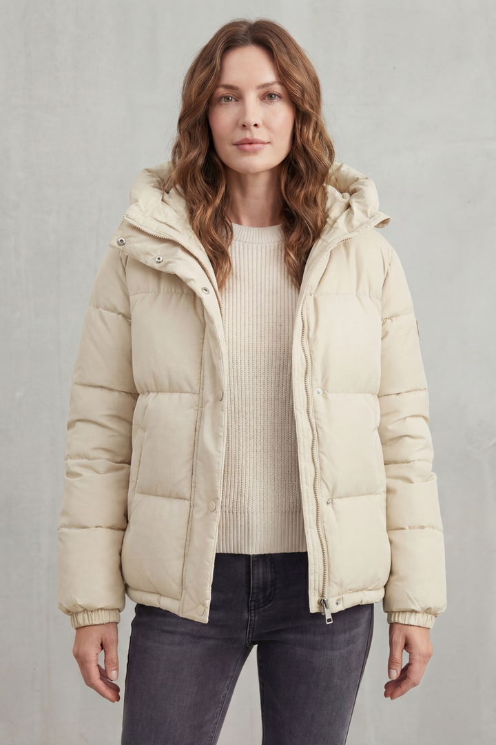 Cozy women's puffer jacket with elegant quilting, ideal for fall/winter outdoor fashion.
