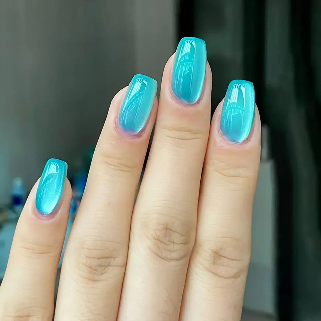 Deluxe women's gel polish kit. For flawless, high-shine & long-lasting manicures at home. Chip-resistant formula.