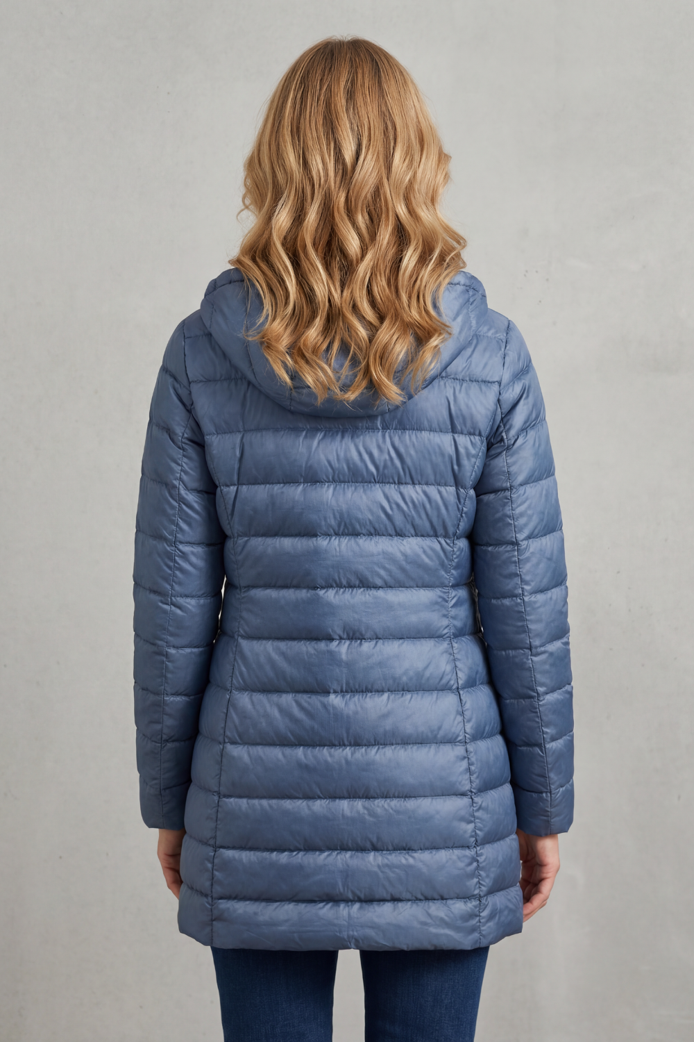 Travel-ready women's hooded puffer jacket. Lightweight, ultra-warm, & packable for convenient winter adventures.