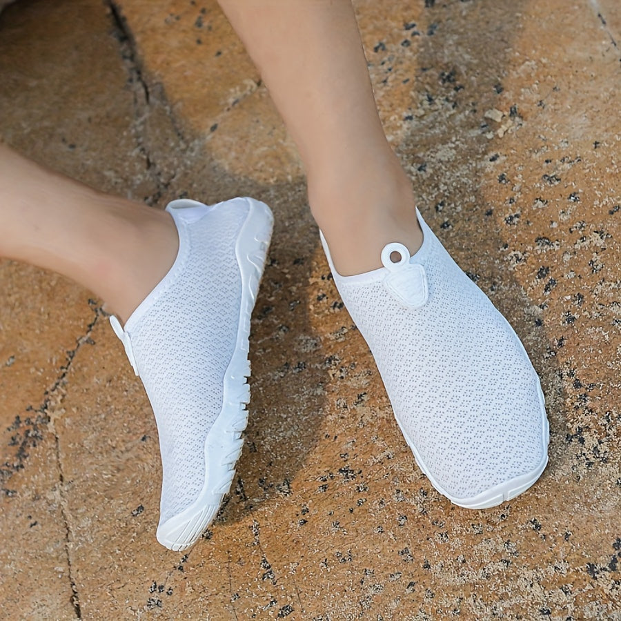 Non-slip women's water shoes, ideal for summer beach activities and water sports. Breathable, fast drying.