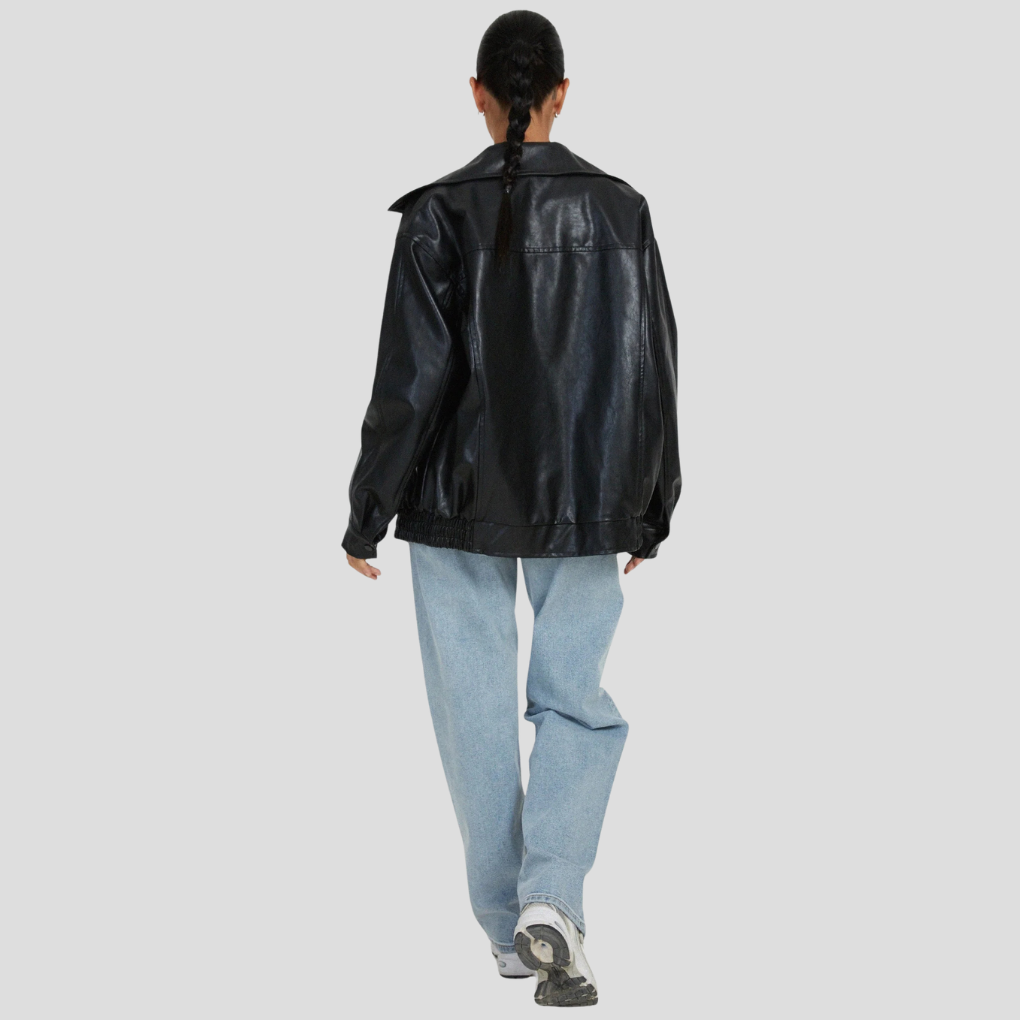 Effortless women's jacket in relaxed fit. A versatile layering piece for everyday wear & modern fashion.