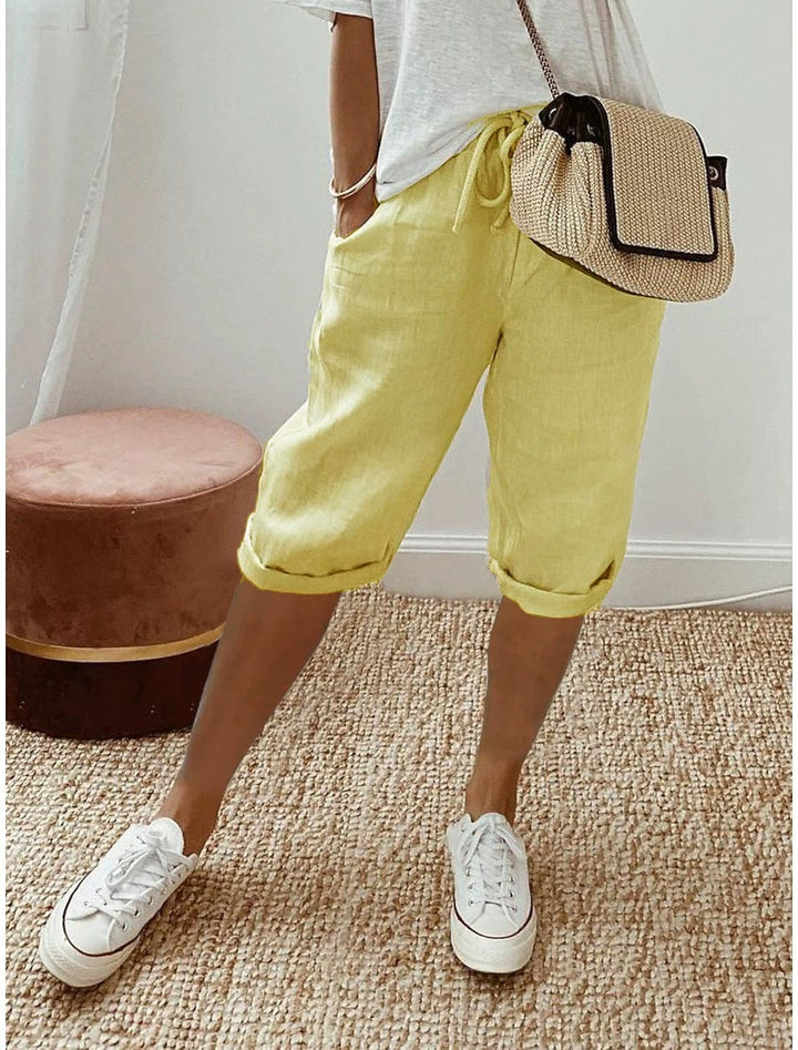 Cropped women's capri pants, offering a chic relaxed fit for versatile summer fashion and casual outfits.