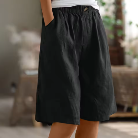 Detail of elastic waist on women's relaxed fit casual shorts, ensuring comfort and easy wear.