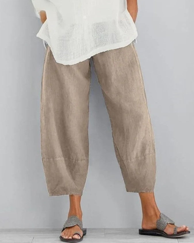 Women's relaxed fit cropped trousers in a versatile color, perfect for everyday comfort and casual wear.