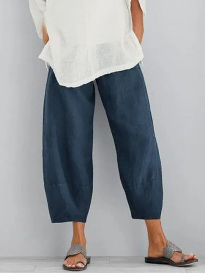 Comfortable women's relaxed cropped trousers with practical pockets, great for versatile everyday style & summer.