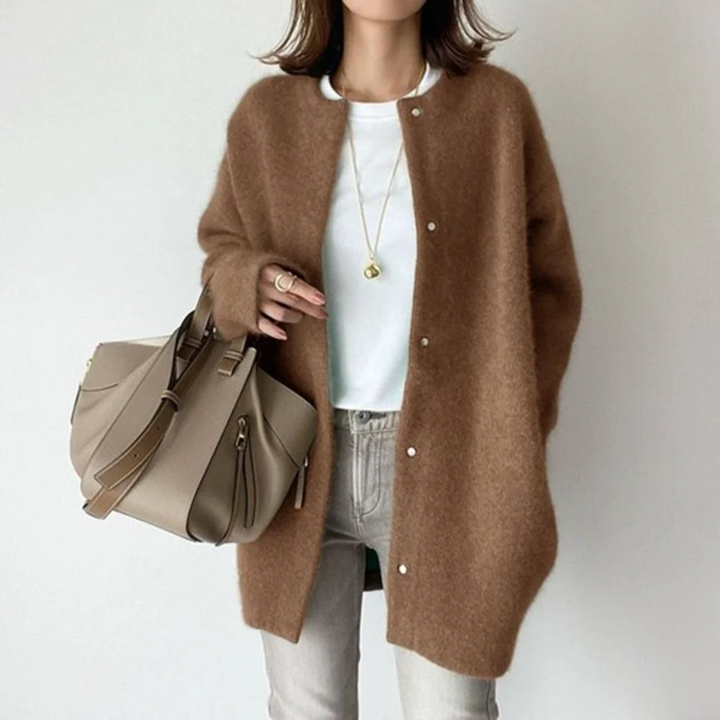 Chic women's oversized long cardigan sweater, a versatile layering piece for casual chic and everyday comfort.