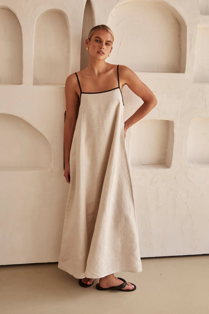 Flowy women's maxi dress with adjustable straps and side pockets, ideal for a relaxed summer vacation.