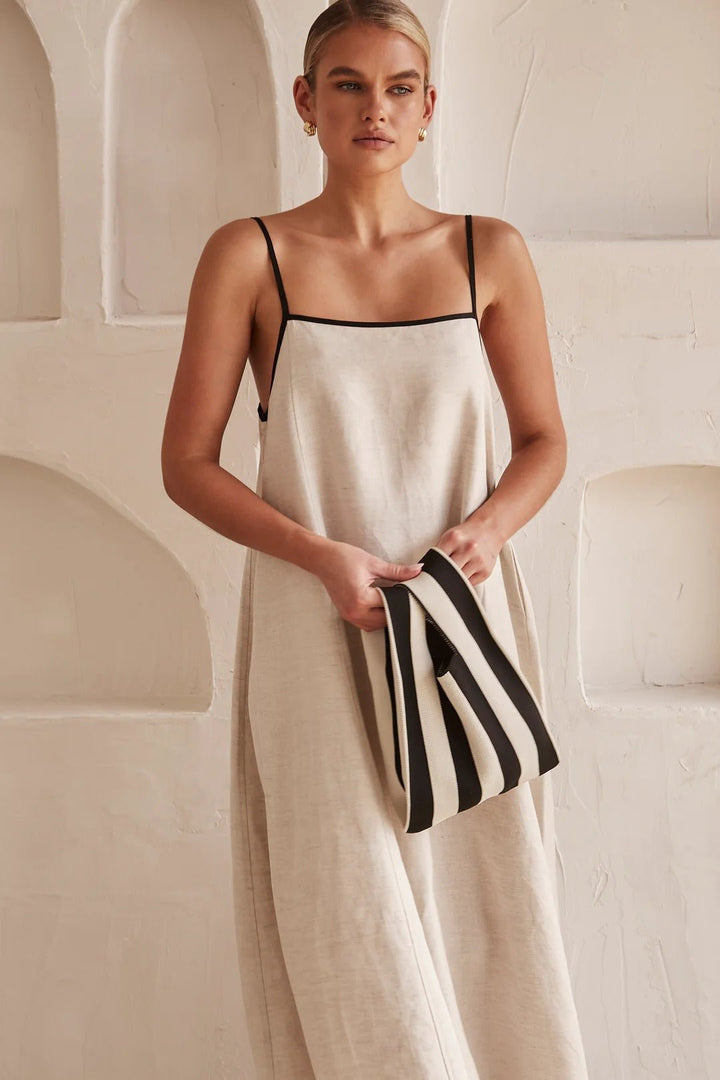 Casual women's maxi dress for summer beach days, featuring a relaxed fit and adjustable straps.