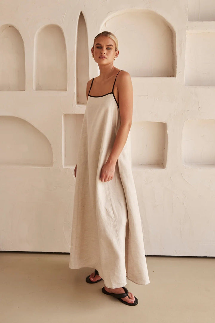 Flowy women's summer maxi dress with adjustable straps, designed for comfort and effortless casual style.